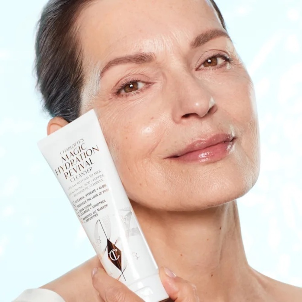 Charlotte Tilbury- Charlotte’s Magic Hydration Revival Cleanser - Picture 2 of 12